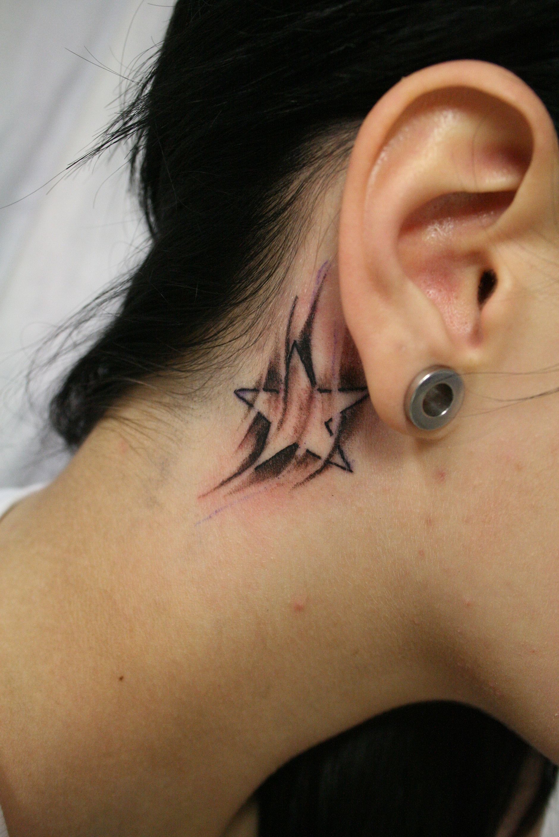 http://stevenserna.files.wordpress.com/2010/08/little_star_behind_the_ear_tat_by_2face_tattoo.jpg